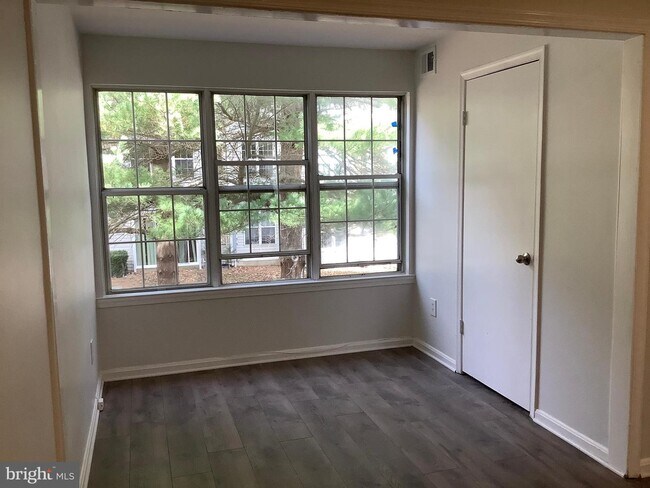 Building Photo - 12 Normandy Square Ct