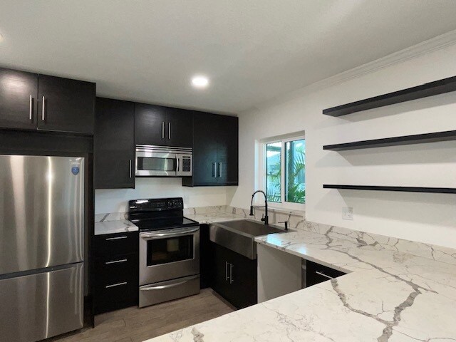 Building Photo - 8811 Bay Pointe Dr