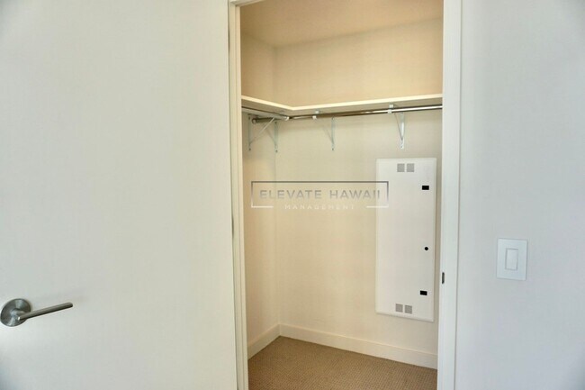 Building Photo - Available NOW - AE'O 1 BED 1 BATH w/ 1 COV...