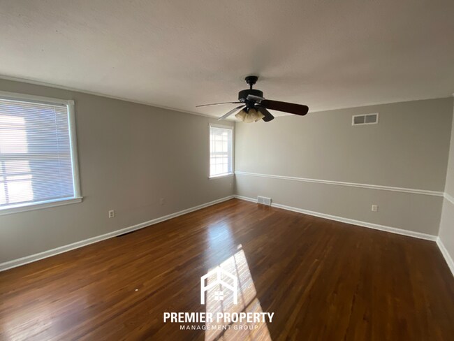 Building Photo - Spacious 4BR/2BA Memphis Home with Den, Fireplace & 2-Car Garage