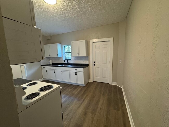 Building Photo - 99 Whitethorne Ave