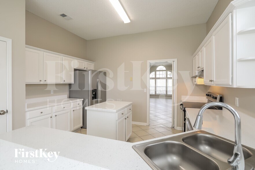 Building Photo - 5372 Chestnut Lake Dr