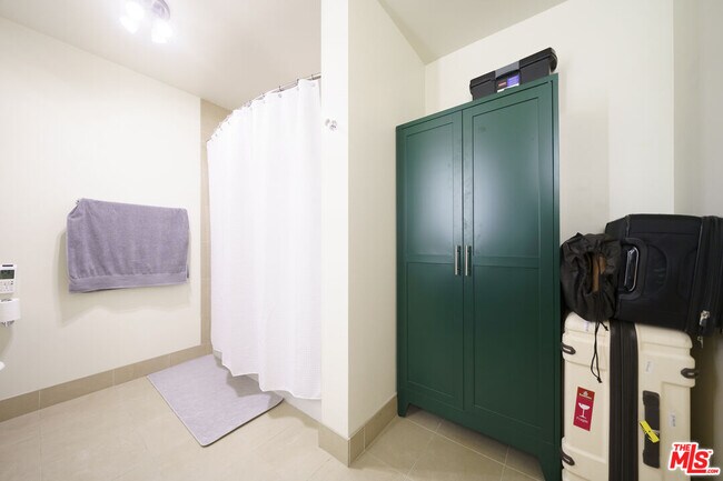 Building Photo - 1100 S Hope St