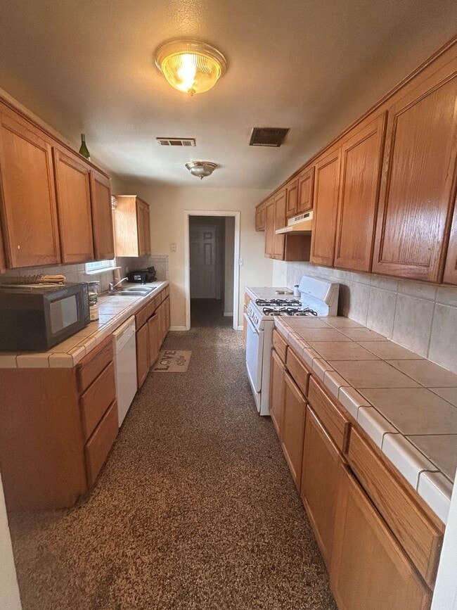 Building Photo - This home is loaded with space and features and Northwest Hanford