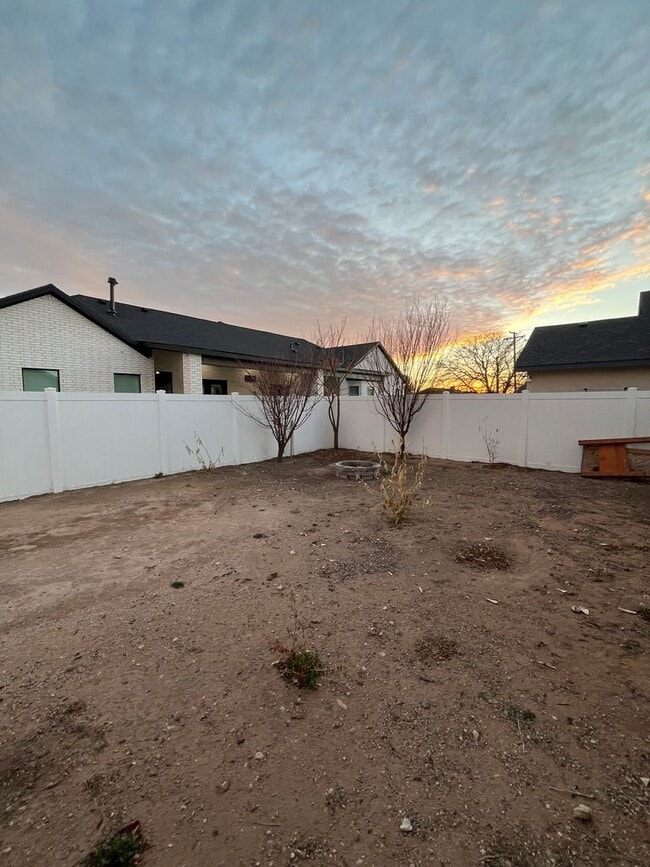 Building Photo - 1107 E La Brea Ave