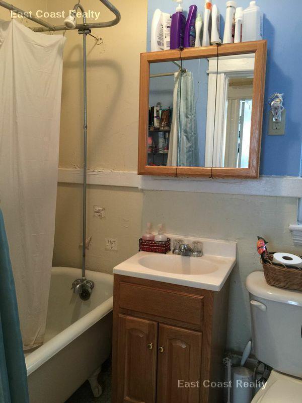 Building Photo - 221 Kelton St