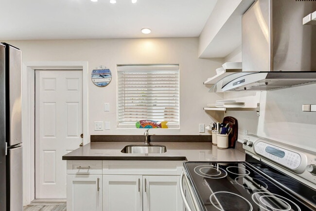 Building Photo - 3208 Marine Dr