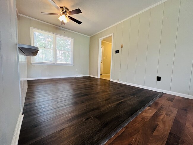 Building Photo - Lovely 3 BR, 2BA home in a quiet neighborhood