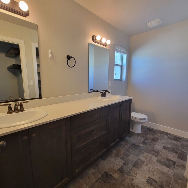 Building Photo - Spacious Modern Townhome