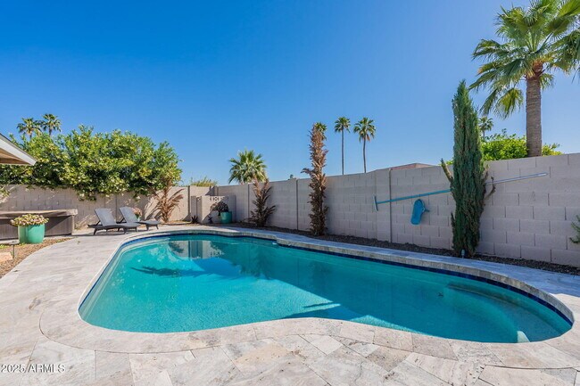 Building Photo - 4021 S Holbrook Ln