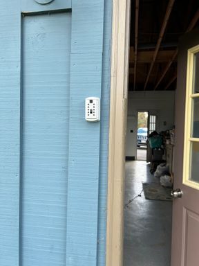 Building Photo - 2 Bedroom 1.5 Bath Single Family Home Avai...