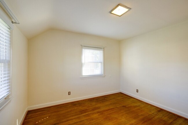 Building Photo - Charming 3BR/2BA Home with Bonus Room, Sun...