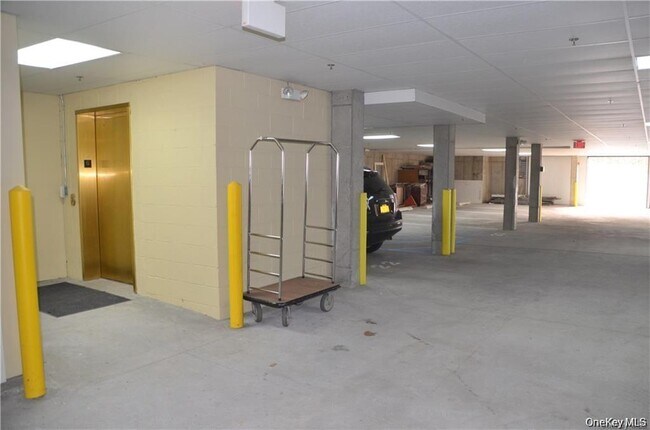 Building Photo - 105 Canter Ct