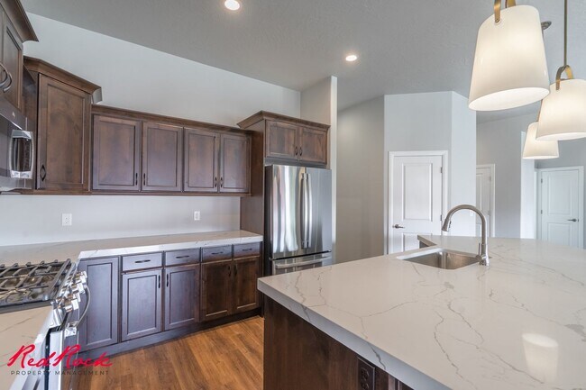 Building Photo - Stunning 4 Bedroom Home with Gorgeous Back...
