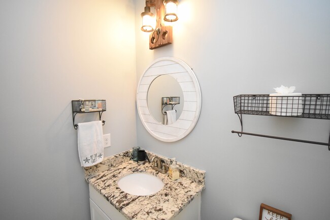 Building Photo - 846 Rosa Cir