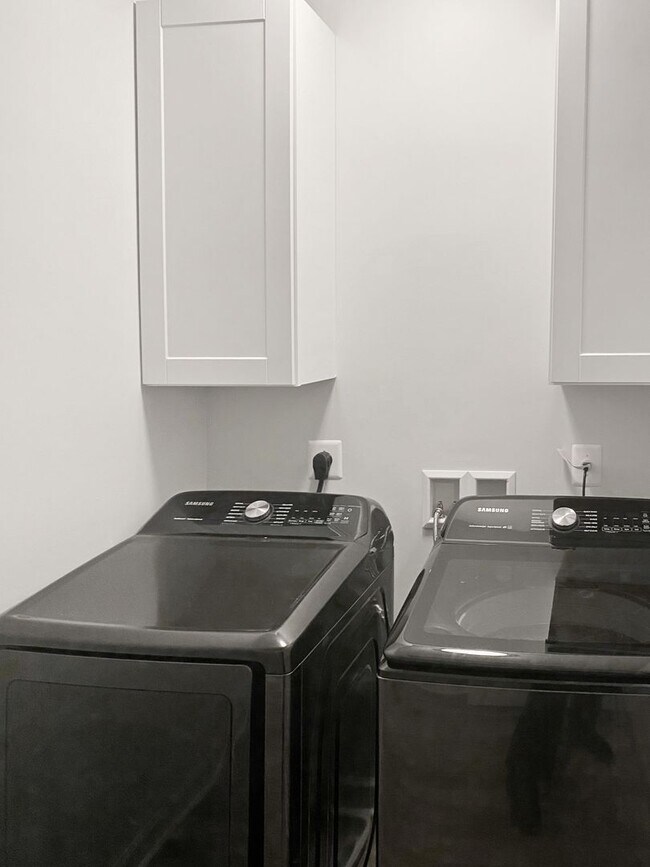 Building Photo - Spacious Townhome with MOVIE STAR Primary Closet!!!!