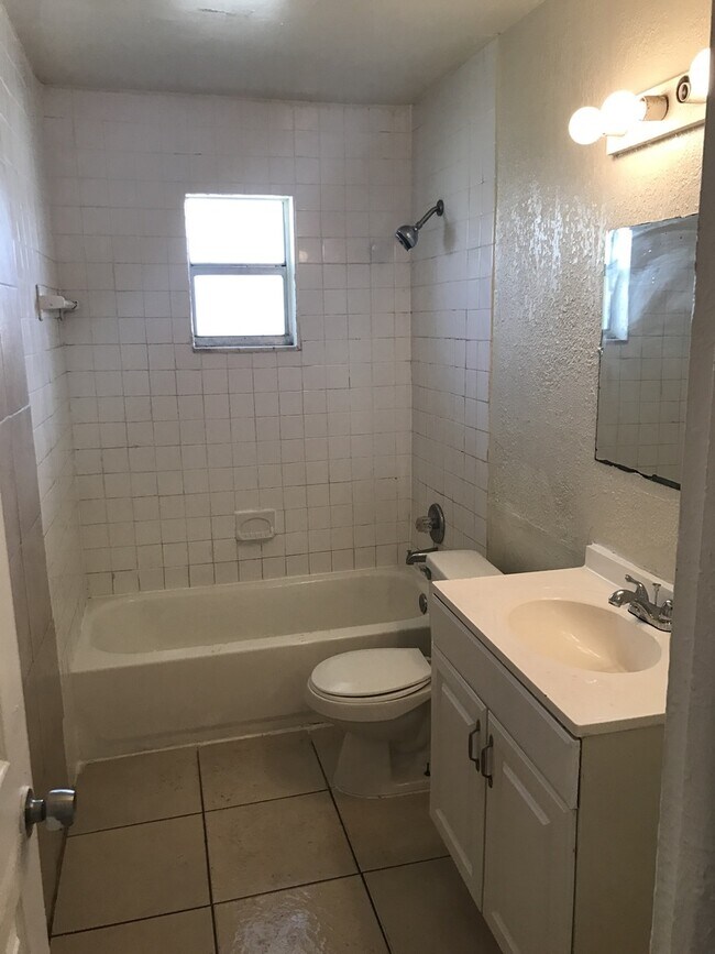 Building Photo - Large 2-1 with central air