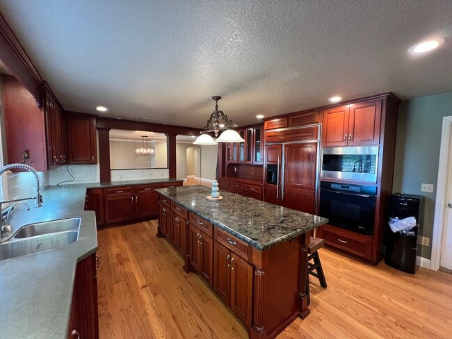 Building Photo - Stunning Country property in Oakdale!