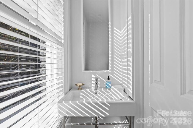 Building Photo - 609 Queens Rd