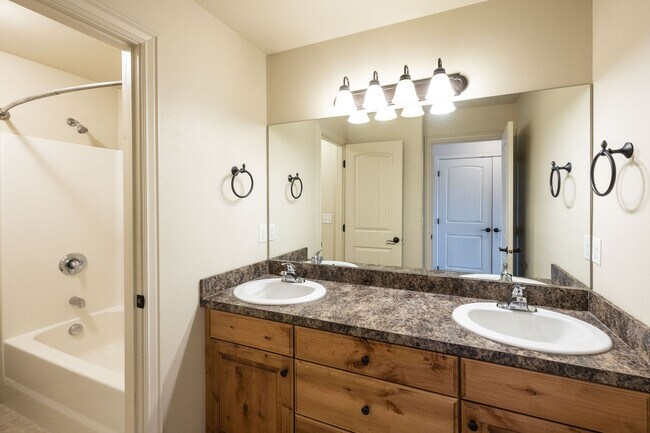 Building Photo - 2 BED 1 BATH TOWNHOME WITH COVERED PARKING IN AMMON - CITY UTILITIES INCLUDED