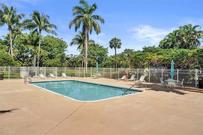 Building Photo - 644 W Palm Aire Dr