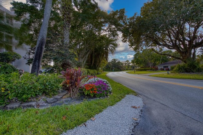 Building Photo - 2950 N Palm Aire Dr