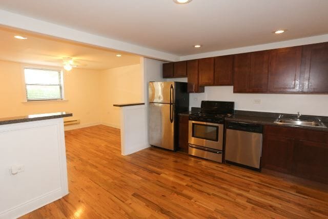 Building Photo - 1120 W Oakdale Ave