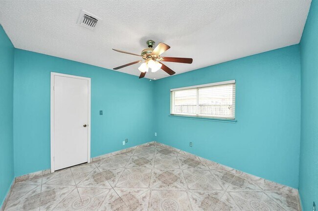 Building Photo - 2029 Highland Hills Dr