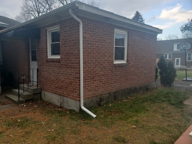 Building Photo - 19 Maplewood Ave