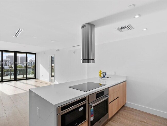 Primary Photo - 9901 W Bay Harbor Dr