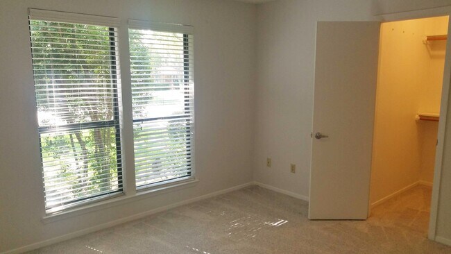 Building Photo - Spacious, Remodeled Duplex Unit Near Hulen...