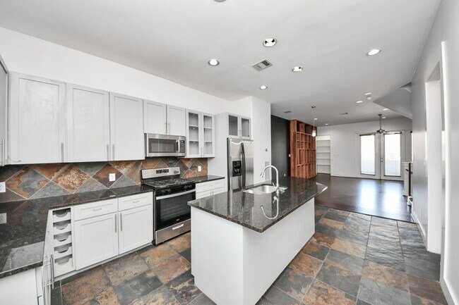 Building Photo - 2911 Chartres St