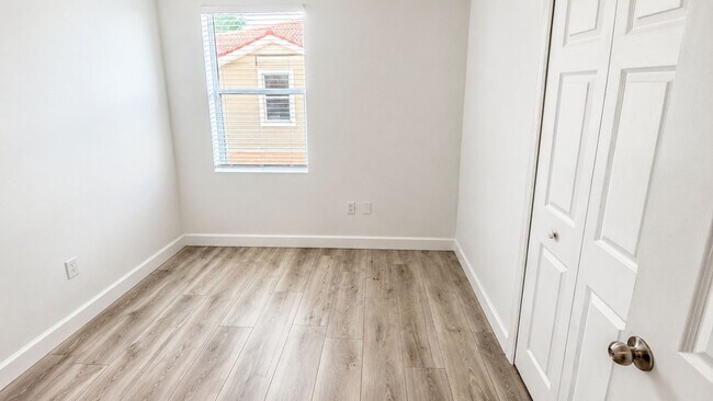 Building Photo - Annual UNFURNISHED 3-bed 2-bath condo in Stonehaven