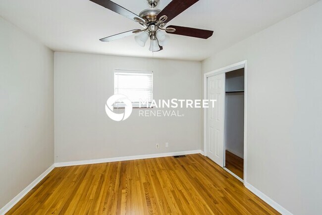 Building Photo - 3 Bedroom Pet-Friendly Home in KNOXVILLE, TN with Main Street Renewal