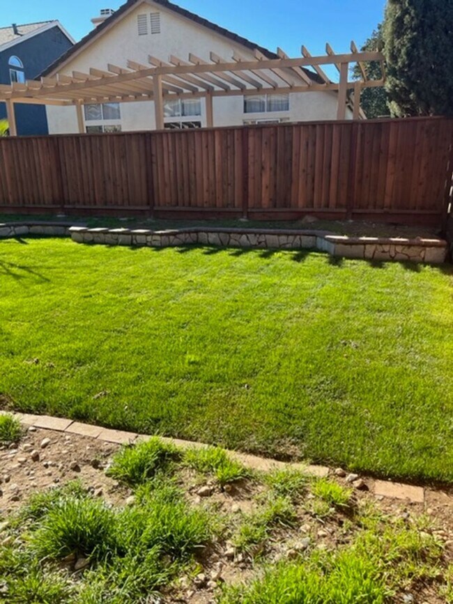 Building Photo - Spacious 4-Bedroom Home in a Quiet Tracy Cul-De-Sac!