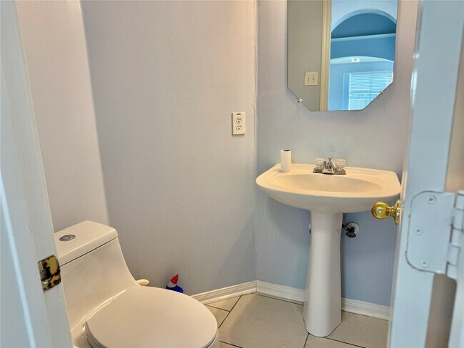Building Photo - 14802 Bellflora Ct
