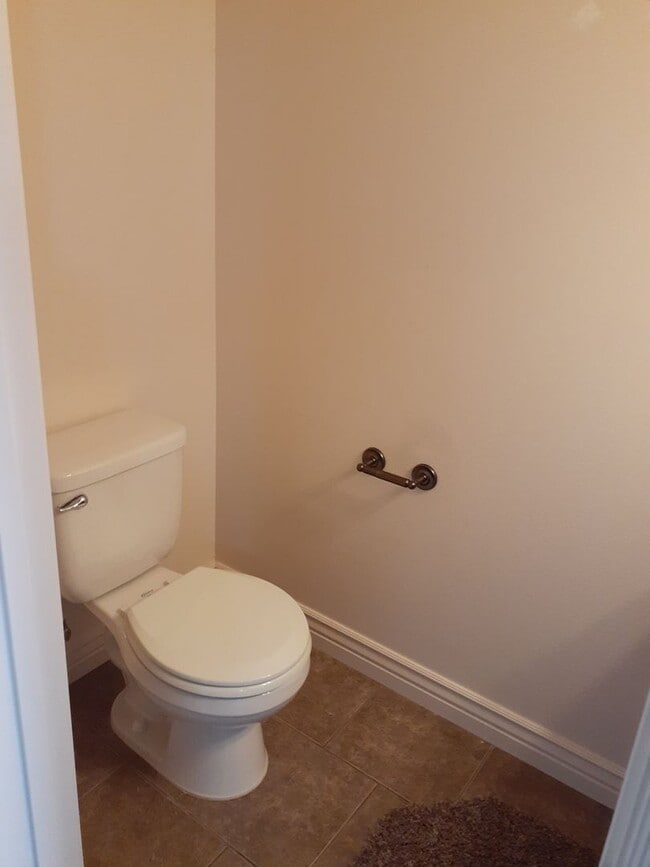 Building Photo - 2 bed 1.5 bath Lincoln Park Townhome!