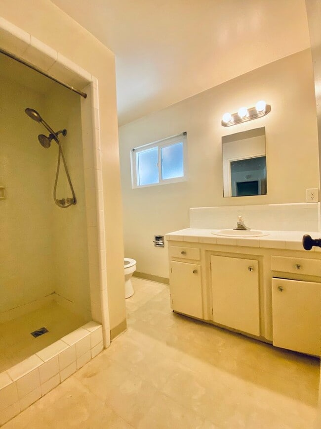 Building Photo - **Pre-Leasing for Summer 2026** Cute House located close to Chico State and Downtown Chico