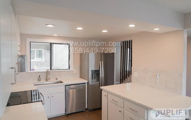 Building Photo - Spacious Townhome Just Minutes from the Be...