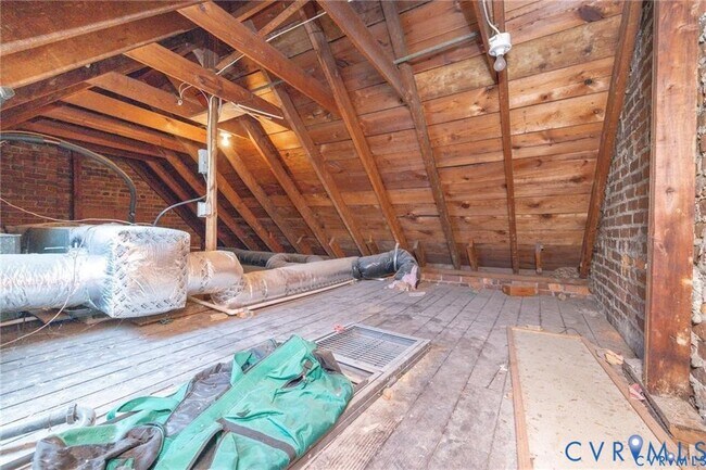 Building Photo - 2302 Maplewood Ave