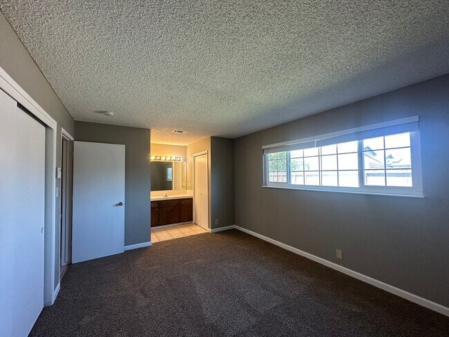 Building Photo - 1175 E Edison St