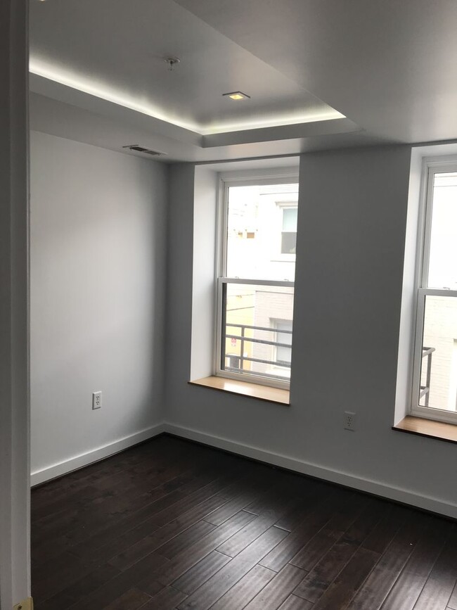 Building Photo - Modern 2 Bedroom in Adams Morgan!