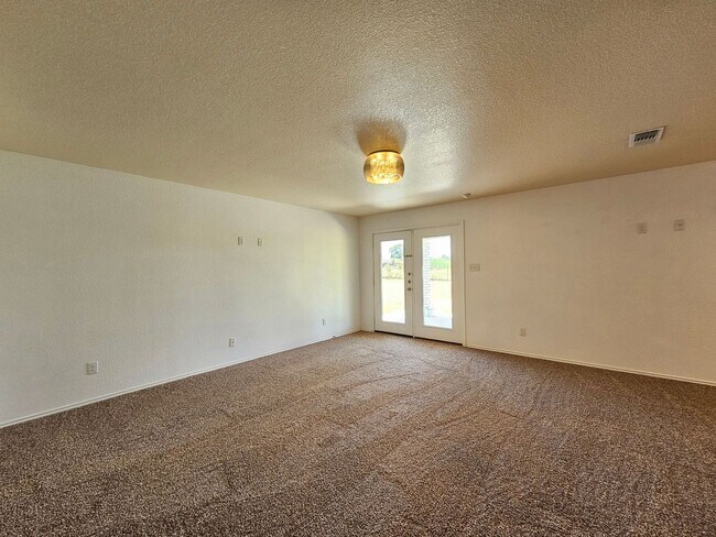 Building Photo - BRAND NEW FLOORING - AVAILABLE & MOVE-IN READY!