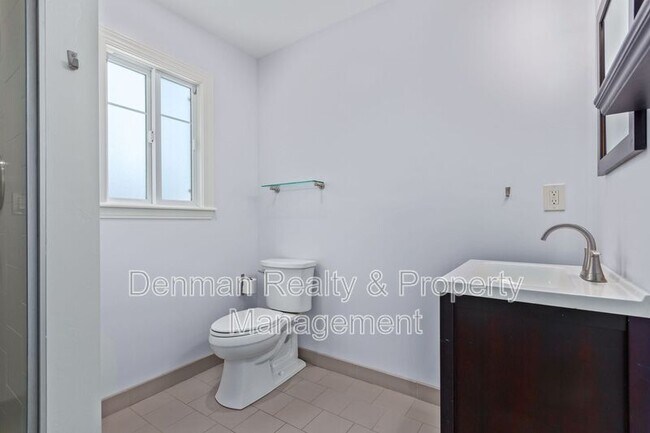 Building Photo - 1513 E Earll Dr