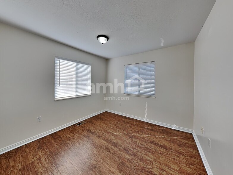 Building Photo - 1074 E 3250 N
