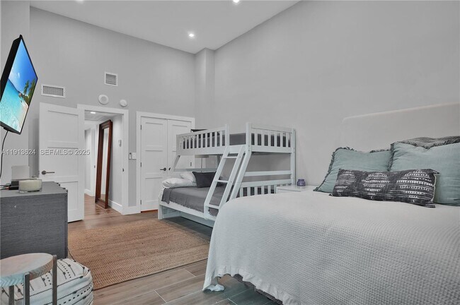 Building Photo - 5555 Collins Ave