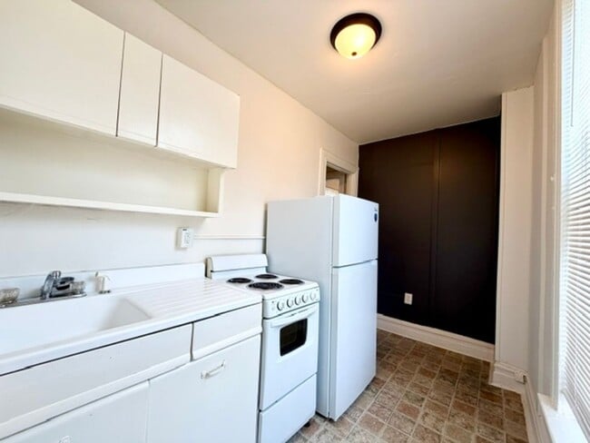 Building Photo - Efficiency Apartment for Rent – Convenient Location