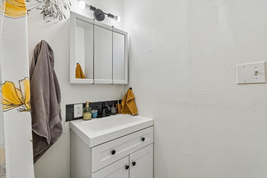 Building Photo - 1843 Grove St