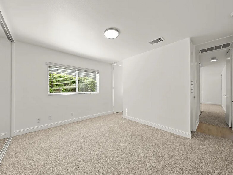 Building Photo - 4174 Del Mar Ave