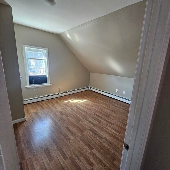 Large bedroom - 151 Regent Ave